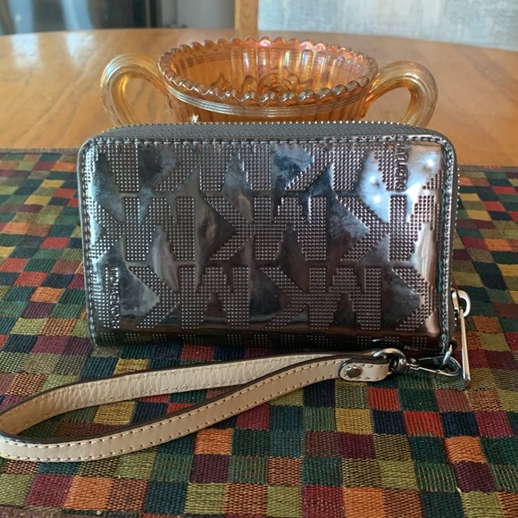 Michael Kors Wristlet NWOT - Picture 3 of 6